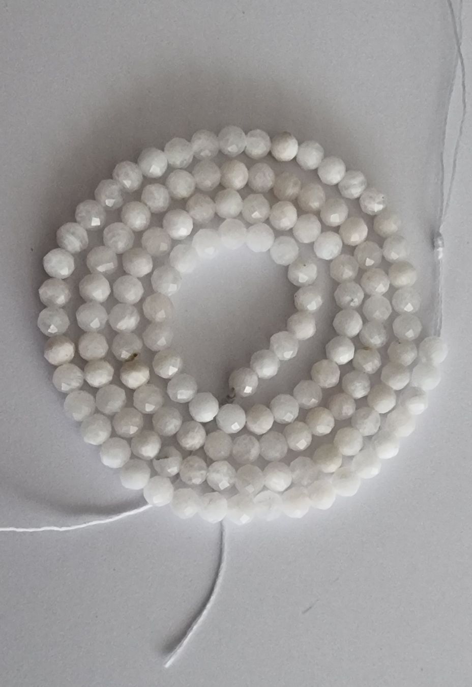 Minerali & Pietre curative: Mondstein facettiert 3mm. Strang – Nuovo e nell'imballaggio originale da Menziken venduto da Mirager 1