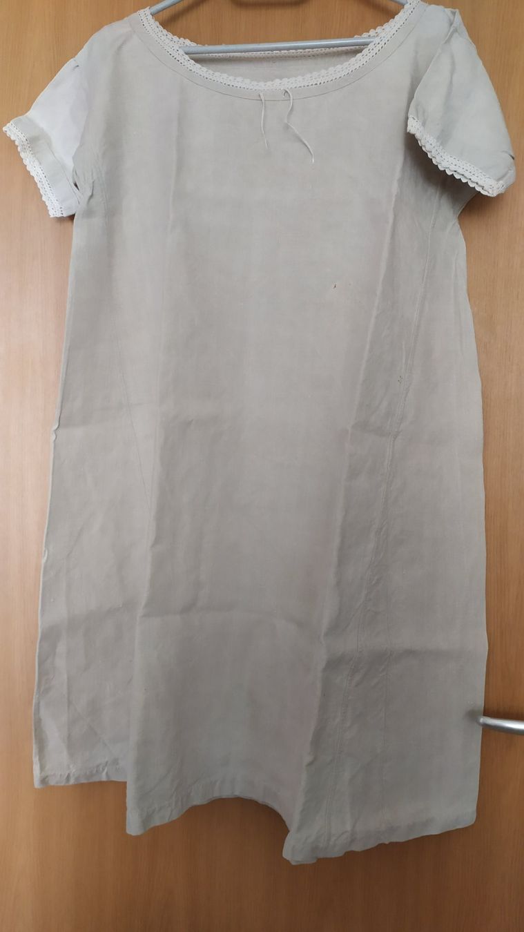 Vestiti: Uraltes Leinenkleid mit gehäkelten Rändern – Usato da Chezard St-Martin venduto da Loucail