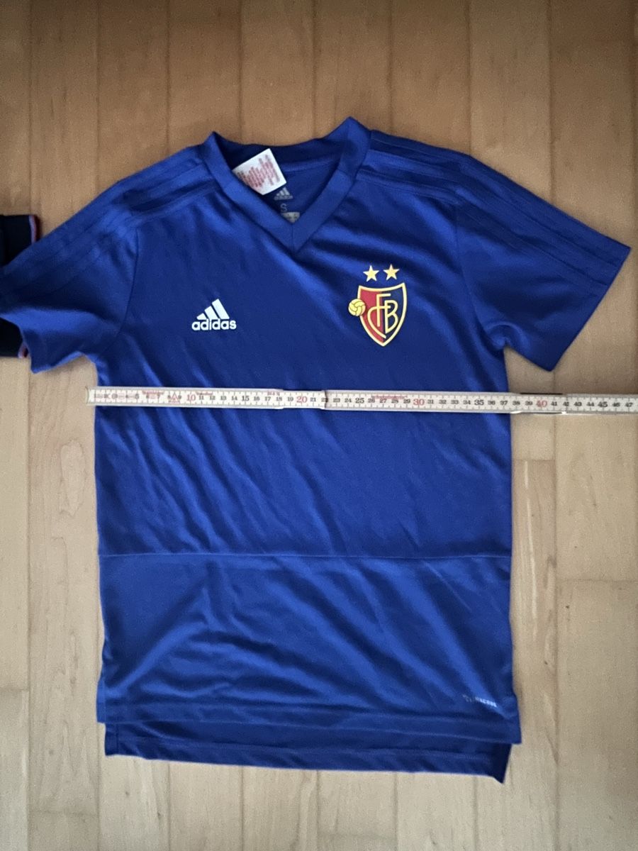 FC Basel Scarpe, pantaloni & magliette da ginnastica: FC Basel Trikots Macron Adidas.Grösse S -XXS – Usato da Allschwil venduto da Manolictus 7