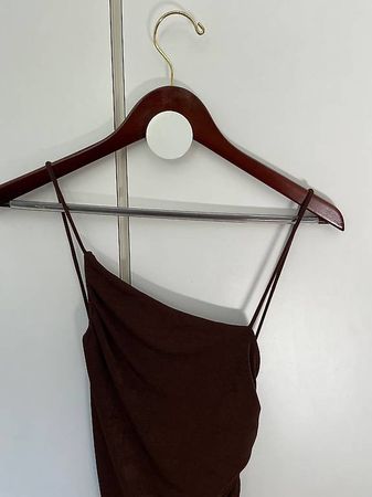 BRAUNES MAXIKLEID MIT SPAGHETTITRÄGERN