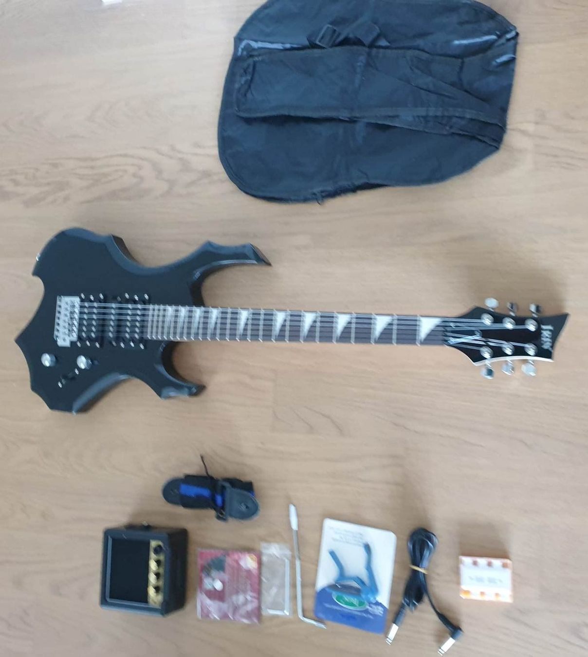 Strumenti musicali: Elektronische Gitarre von IRIN – Usato da Chur venduto da P0WER