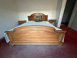 Massivholz Queen-Size-Bett (160 × 200 cm) mit elektrischer V
