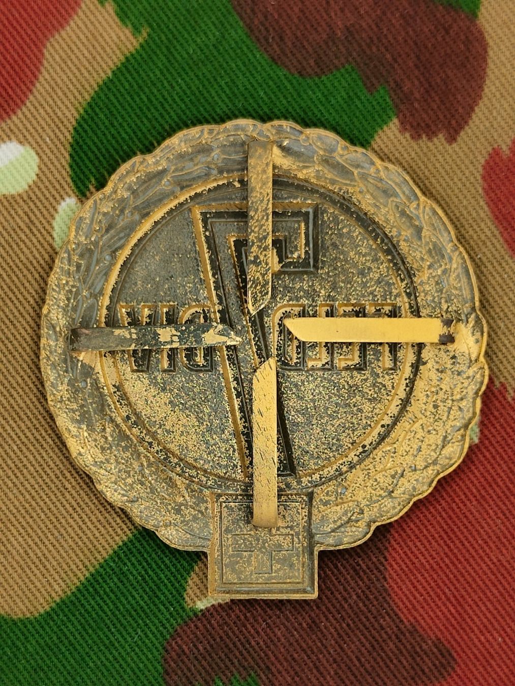 Schweizer Armee Placchette & Badge: Béretemblem Felddivision 7 Goldkranz, Variante 2 – Usato da Bauma venduto da SwissMilitaria 1