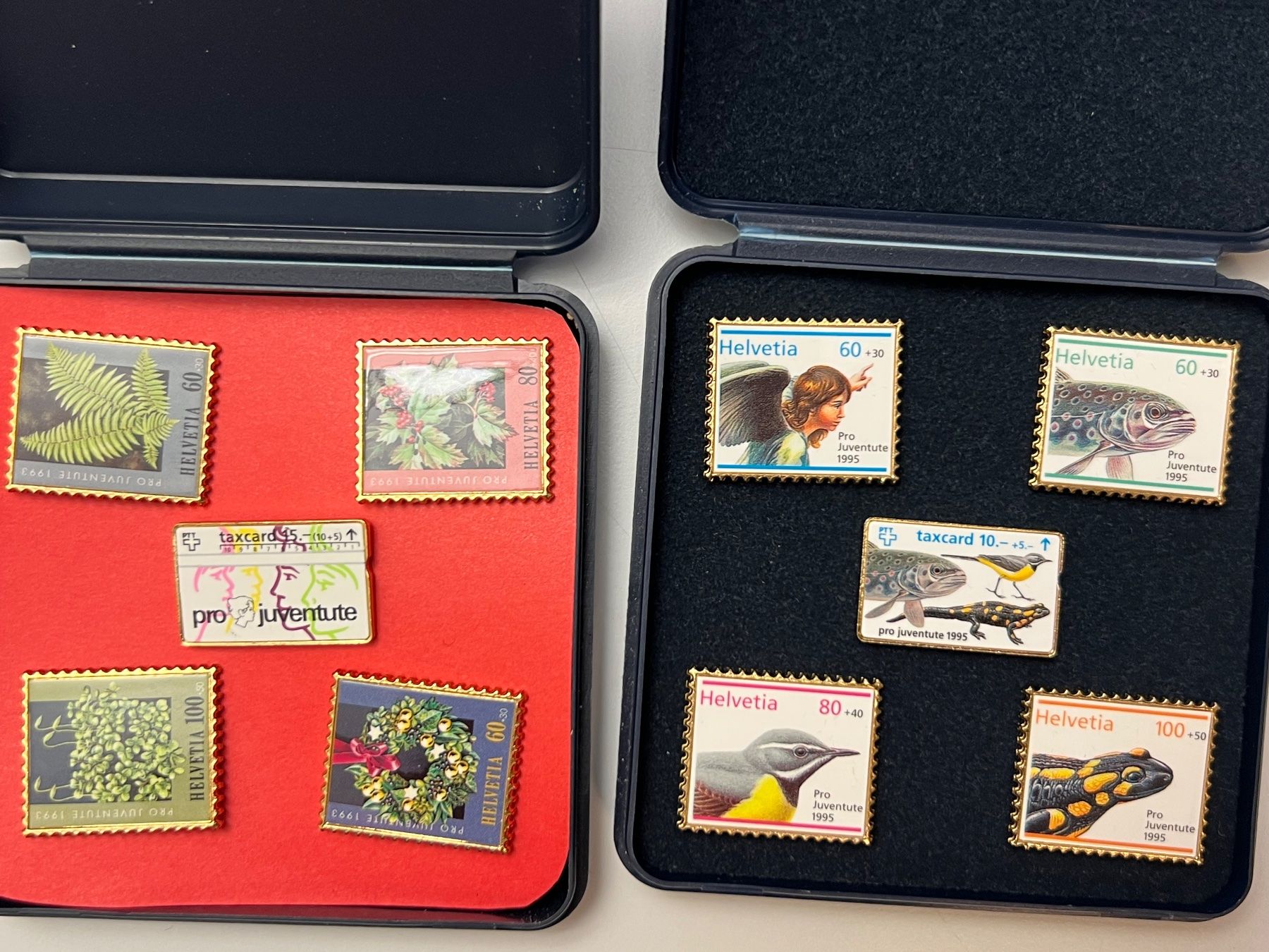 Tutti i francobolli: 2 Set Pro-Juventute-Pins 1993+1995 Briefmarken – Nuovo e nell'imballaggio originale da Vaduz venduto da Unikate-Markt 1