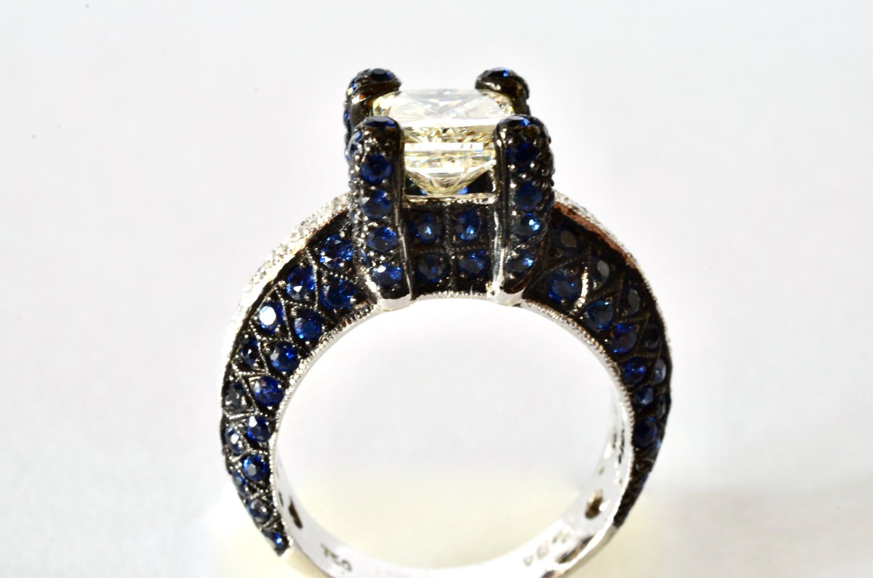 Anelli: Ring mit blauem Saphir und Diamanten, 1990. – Usato da Meilen venduto da glenbeigh 2