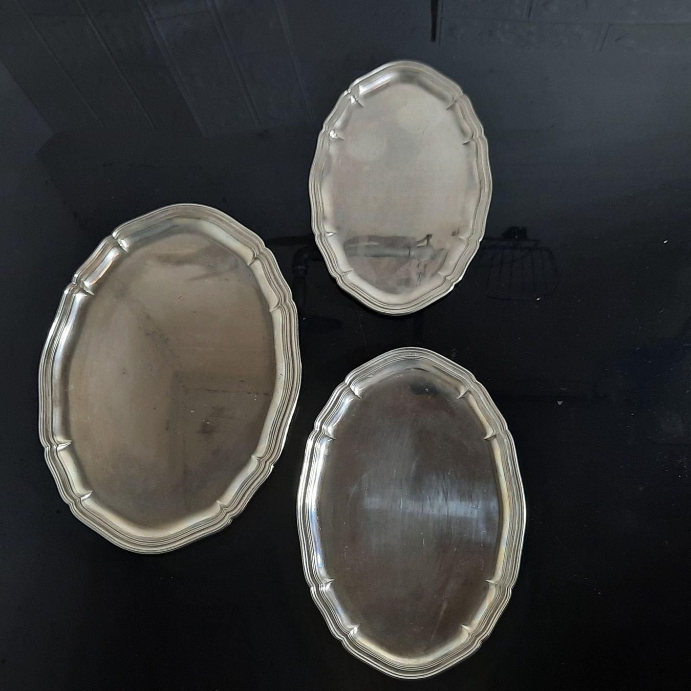 Plateaux: 3er-Set von Serviceplatten mit harmonischem Design – D'occasion à Unterägeri par Altgoldschmuck 1
