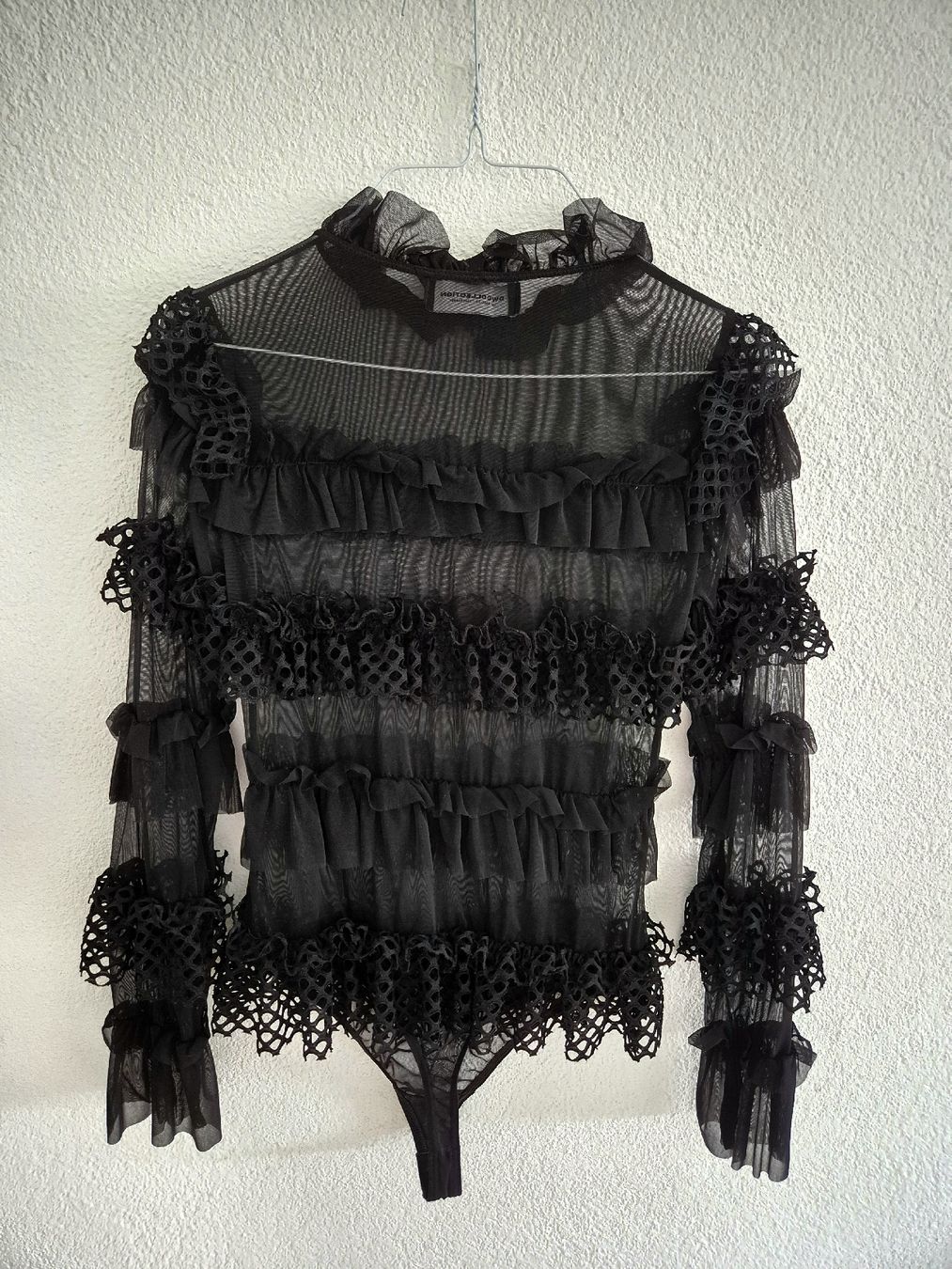 Top: Sheer Black Ruffle Bodysuit - Size M – Nuovo (secondo la descrizione) da Bern venduto da des_7cqy 2