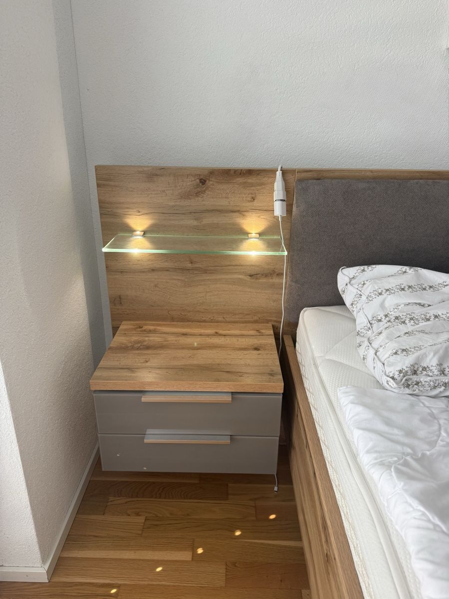 Lits: Bett mit zwei Nachttischen und Kopfteil Holz/grau – D'occasion à Weiach par DanielaCecillia 2