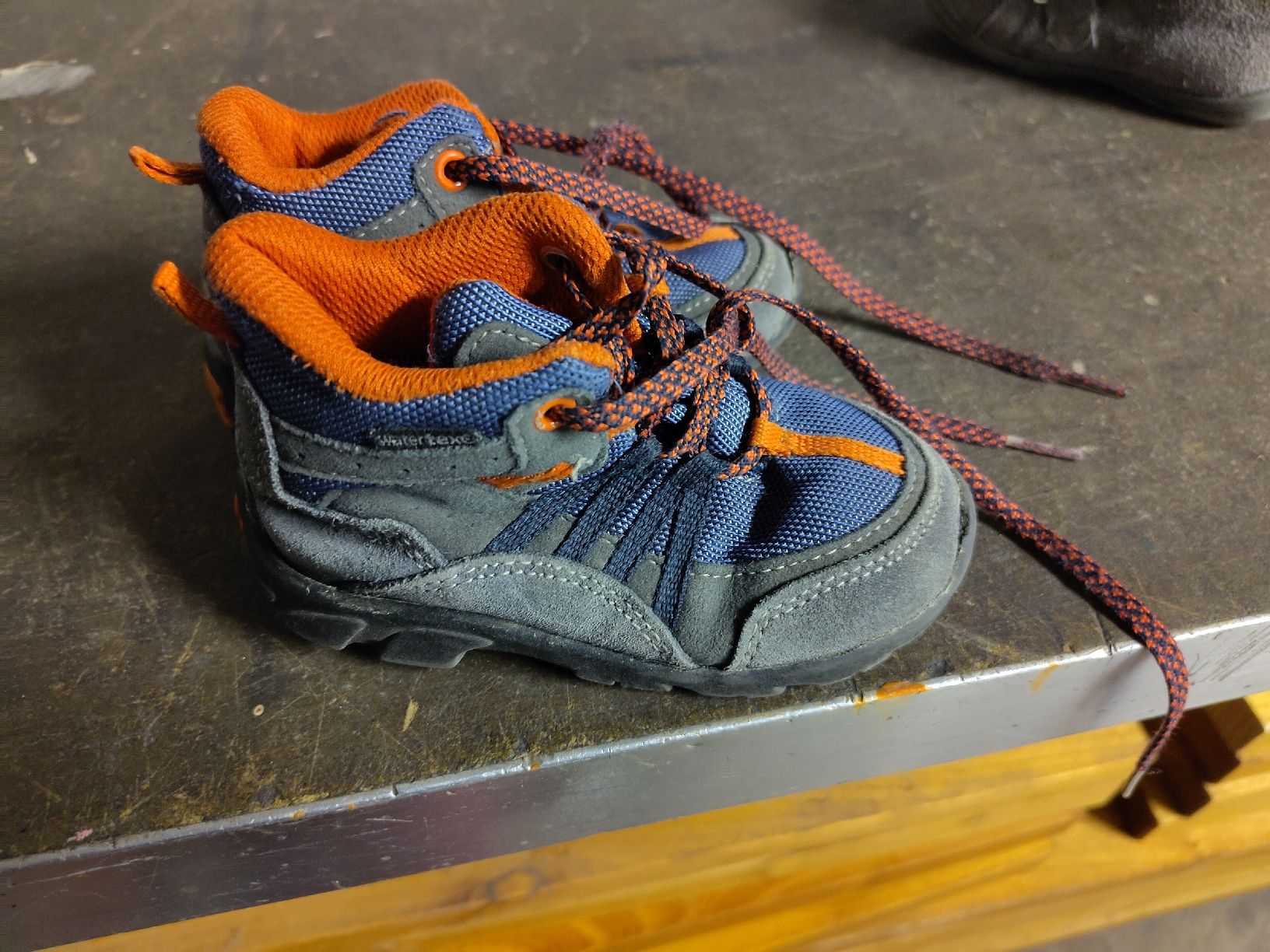 Everest Scarpe per ragazzi: Everest Wanderschuhe blau/orange, Gr. 24 – Usato da Däniken SO venduto da Lu-Tze