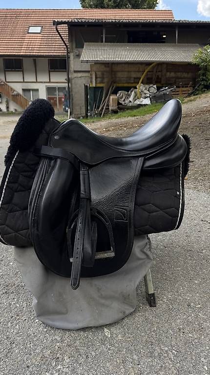 Sattel & Sattelzubehör: Luc Childeric Dressursattel – Gebraucht aus Neuenegg von dur_b79r