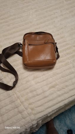 Gebrauchte braune Lederschultertasche für Damen und Herren