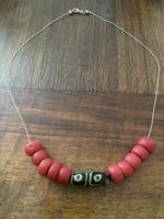 Kette mit Dzi Perle und roten Steinen,