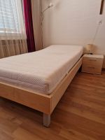 Bett mit Matratze und Nachttisch Ahornoptik