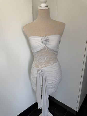 Trägerloses Kleid Weiss mit Spitze