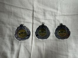 3 gleiche silberne Medaillen 