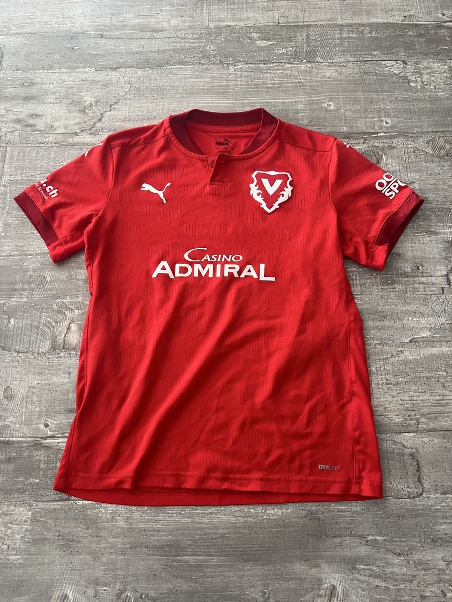 Puma Trainer, Turnhosen & -trikots: Shirt Grösse 152 – Gebraucht aus Niederhelfenschwil von tab_xlc7