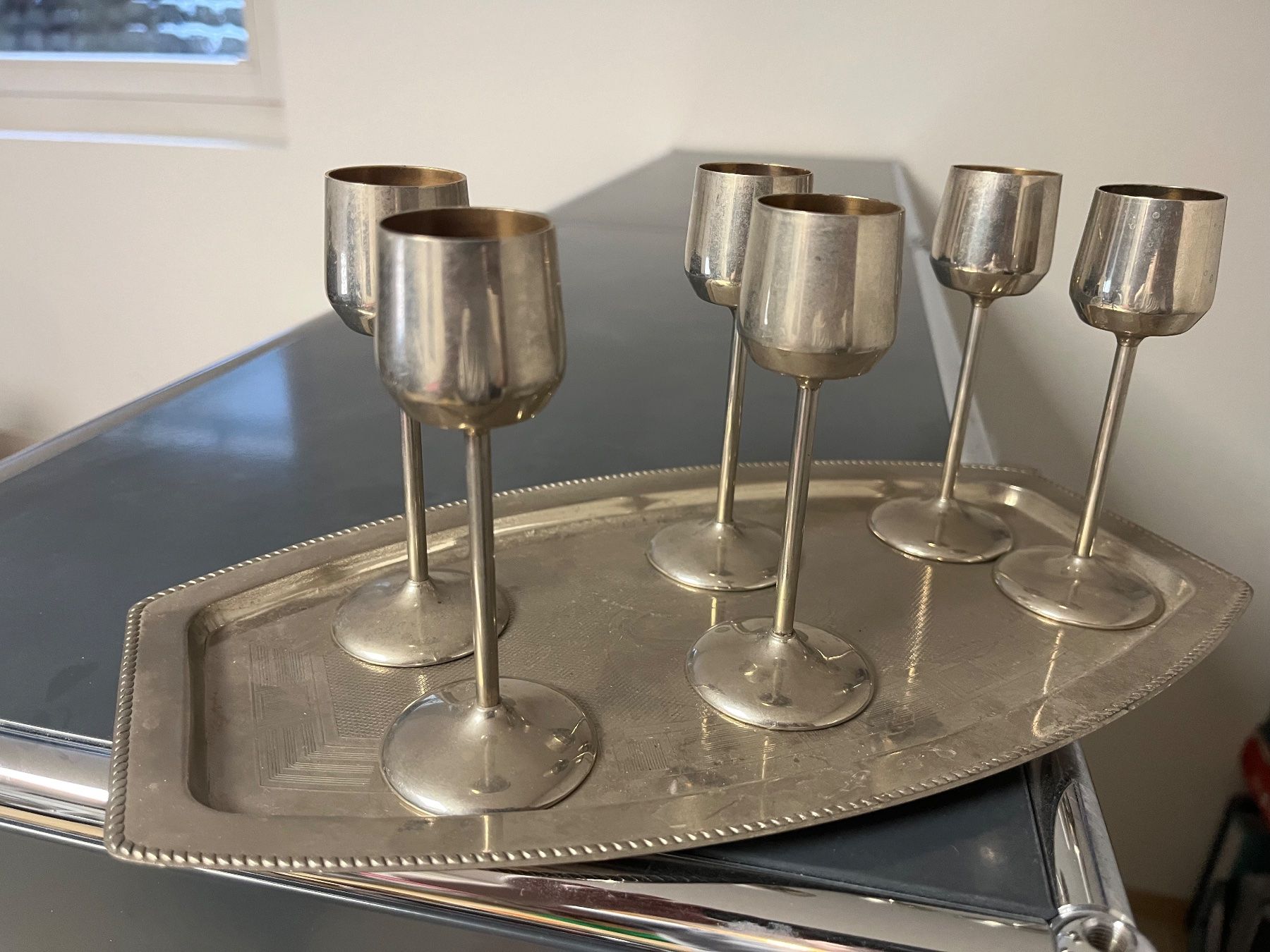 Set di piatti: Vintage Schnapsglas Set mit Tablett, Silber Optik Top – Usato da Uster venduto da Subi7 1