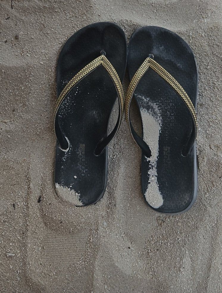 Damenschuhe: Flip Flops Schwarz / Gold – Gebraucht aus Suhr von jes_rtc9