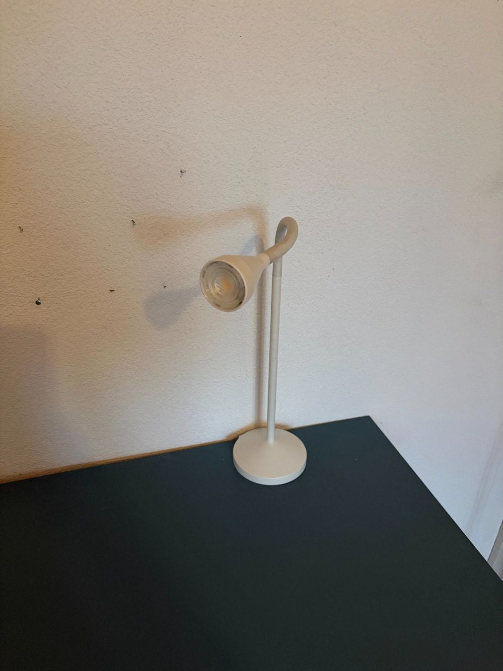 Ikea Bureaux: Tisch + Lampe – D'occasion à Ermensee par Paulina_ 1