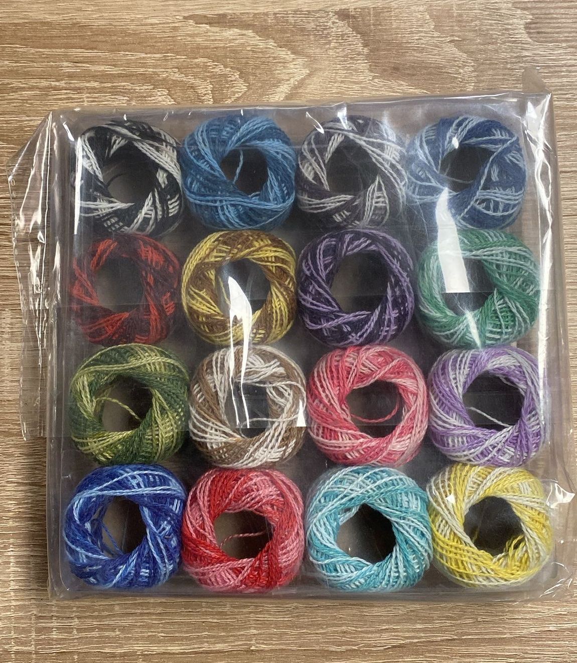 Cordicelle & Fili: 1 Garn-Box mit 16 Farben – Nuovo e nell'imballaggio originale da Wagenhausen venduto da FrauLang