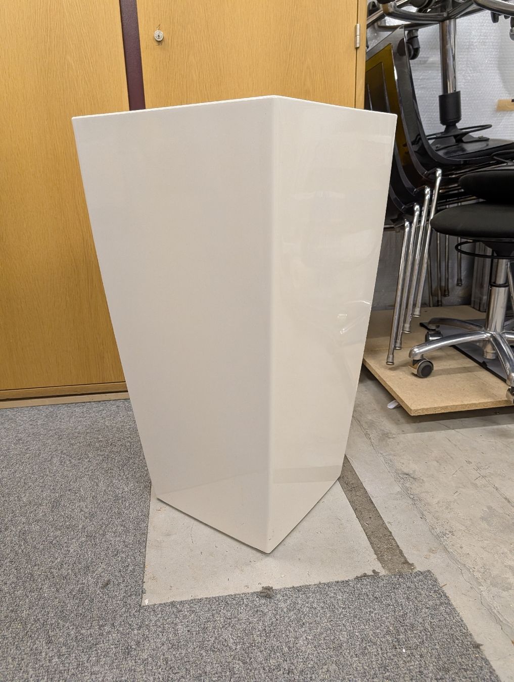 Vasi & Recipienti: Kunstoffvase weiss stabil  – Usato da Pfäffikon ZH venduto da Gabriel64