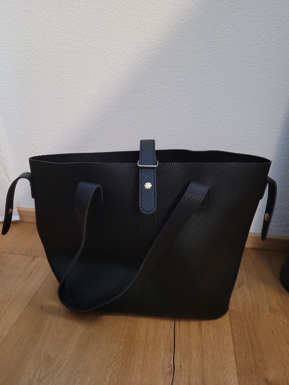 Taschen für Damen: Schwarze Handtasche / Shopper aus Kunstleder – Gebraucht aus Bennau von Moonshine_68