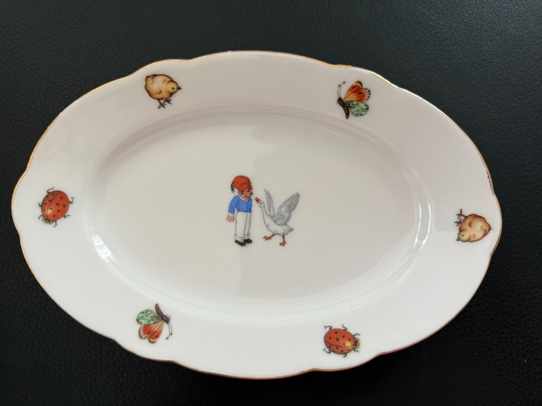 Servierplatten: antikes  Kindergeschirr  Platte  Nils  Holgersson – Gebraucht aus Subingen von ArtBead