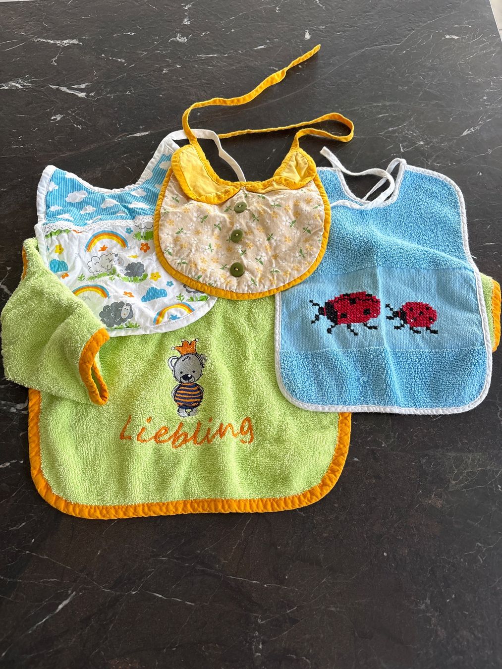Baby-Mahlzeiten: 4er Set Baby Lätzli / Esslätzli – Gebraucht aus Pfäffikon ZH von Shona