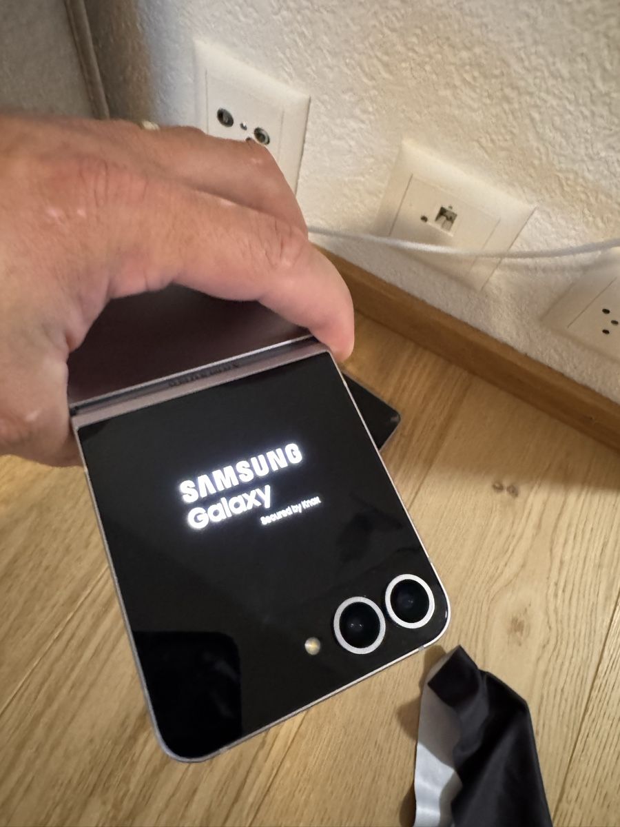 Samsung Telefoni cellulari / Smartphones: Samsung Galaxy Z Flip 6 – Usato da Langnau i. E. venduto da Partysiech89 2