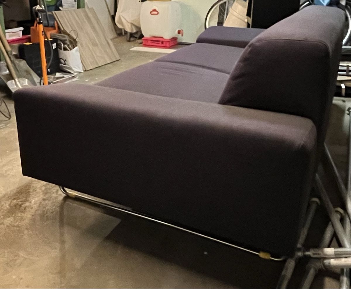 Interio Sofas: Modernes schlichtes Interio 2,5 Sofa grau/viollet – D'occasion à Tagelswangen par Premius 2