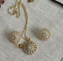 Parure collier et boucles d'oreilles dorés