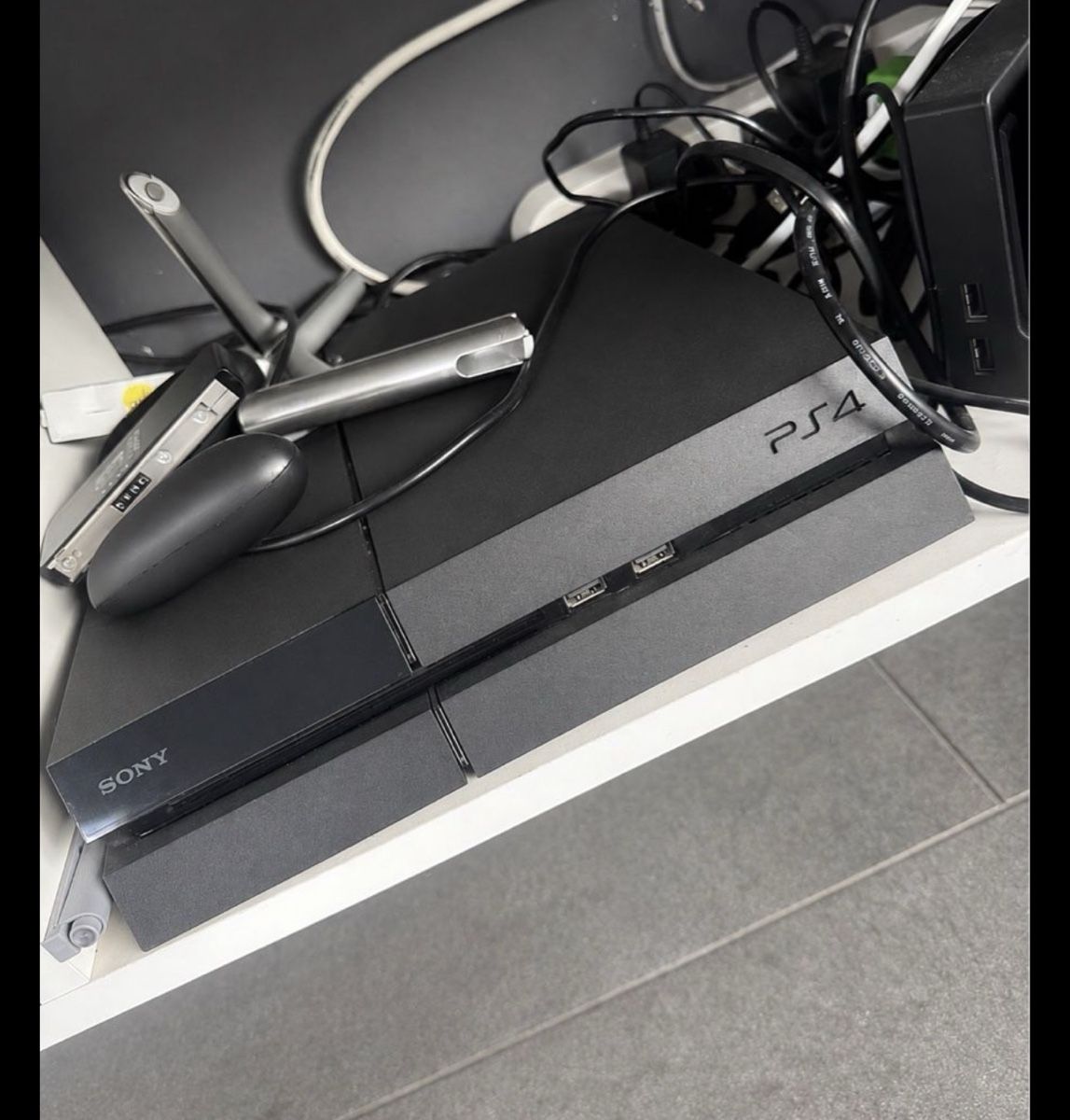 Sony Console: PlayStation 4 with 5 Games and 2 Controllers – Nuovo (secondo la descrizione) da Meyrin venduto da bekim.mat