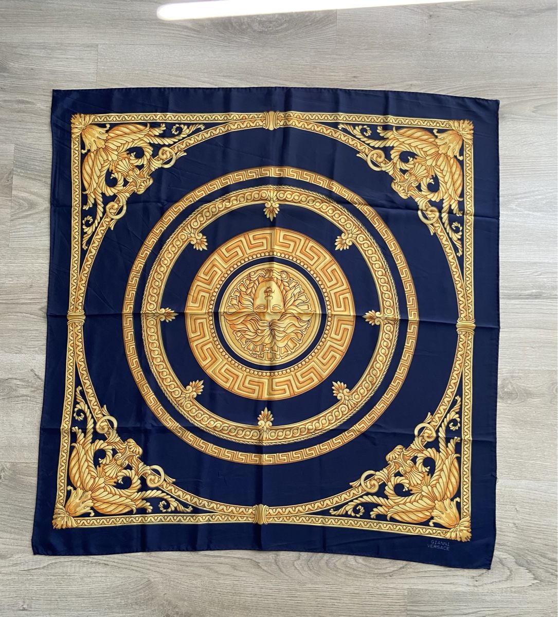Versace Foulard & Sciarpe: Foulard Versace – Usato da Montreux venduto da Perledor