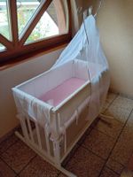 Babywiege weiss mit Himmel und Rollen guter Zustand .