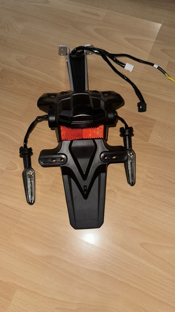 Yamaha Tutti i ricambio per moto: Yamaha Kennzeichenhalter mit Blinker ORIGINAL – Nuovo e nell'imballaggio originale da Uster venduto da Haki.vhc 1