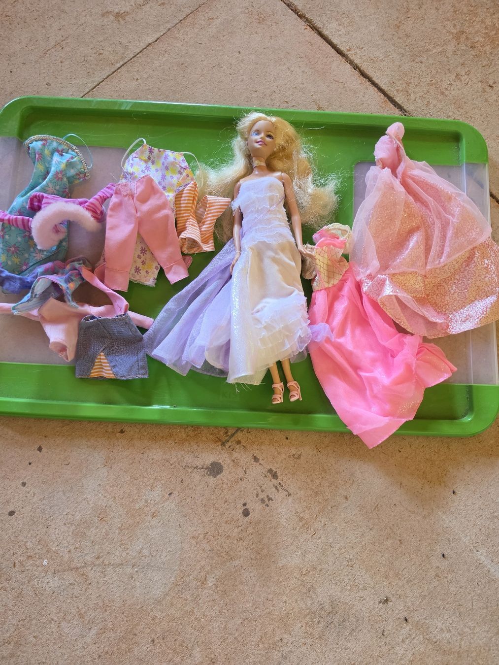 Puppen: Barbie  mit Sachen – Gebraucht aus Wolfwil von con_k6vx