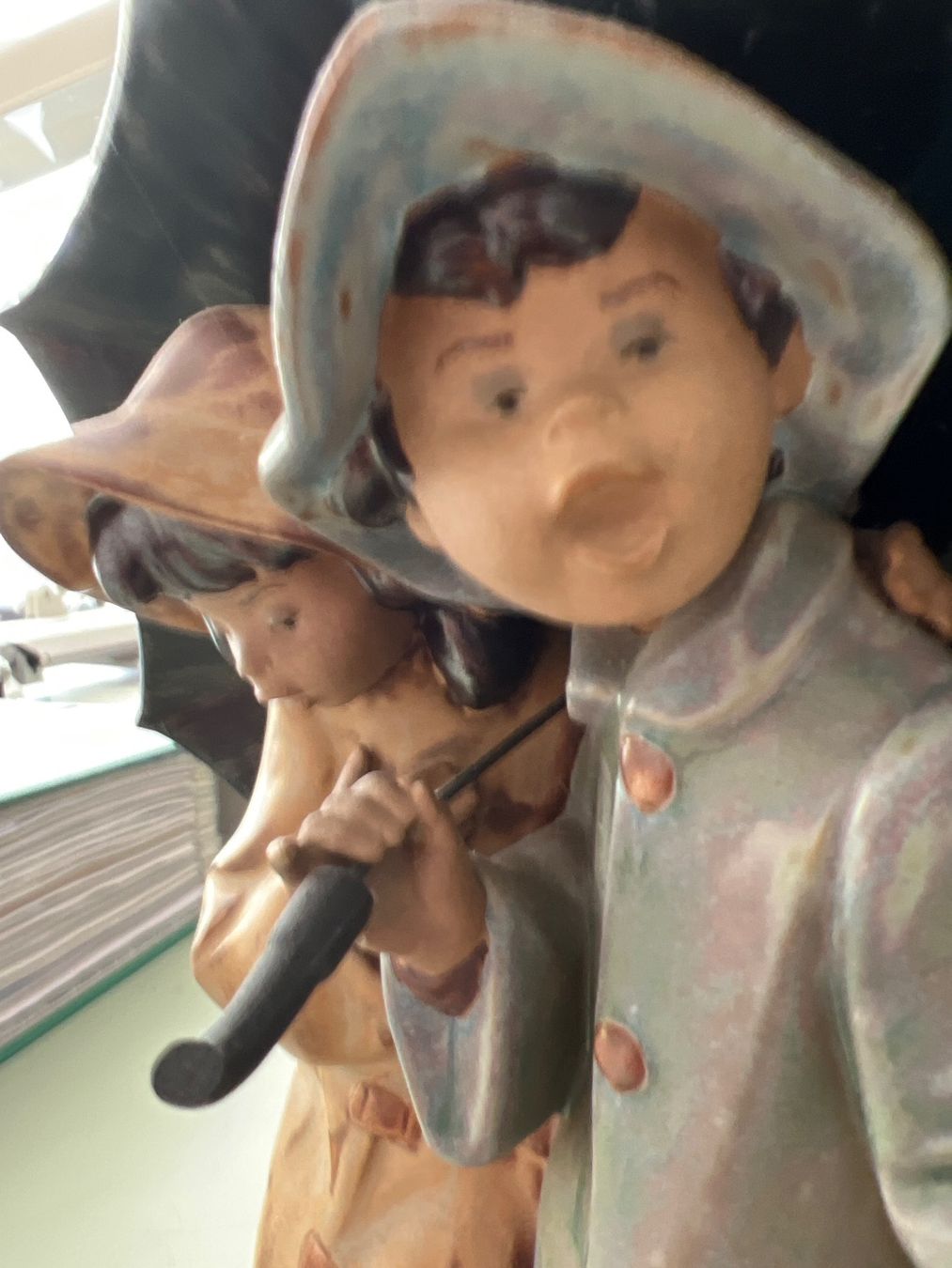 Figurines: Tonfigur, zwei Kinder unter dem Schirm – D'occasion à Baden par cocteau13 1