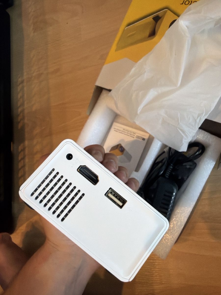 Proiettori: LED Mini Projektor YG300 Black Neuwertig – Usato da Brittnau venduto da j.r.b 2
