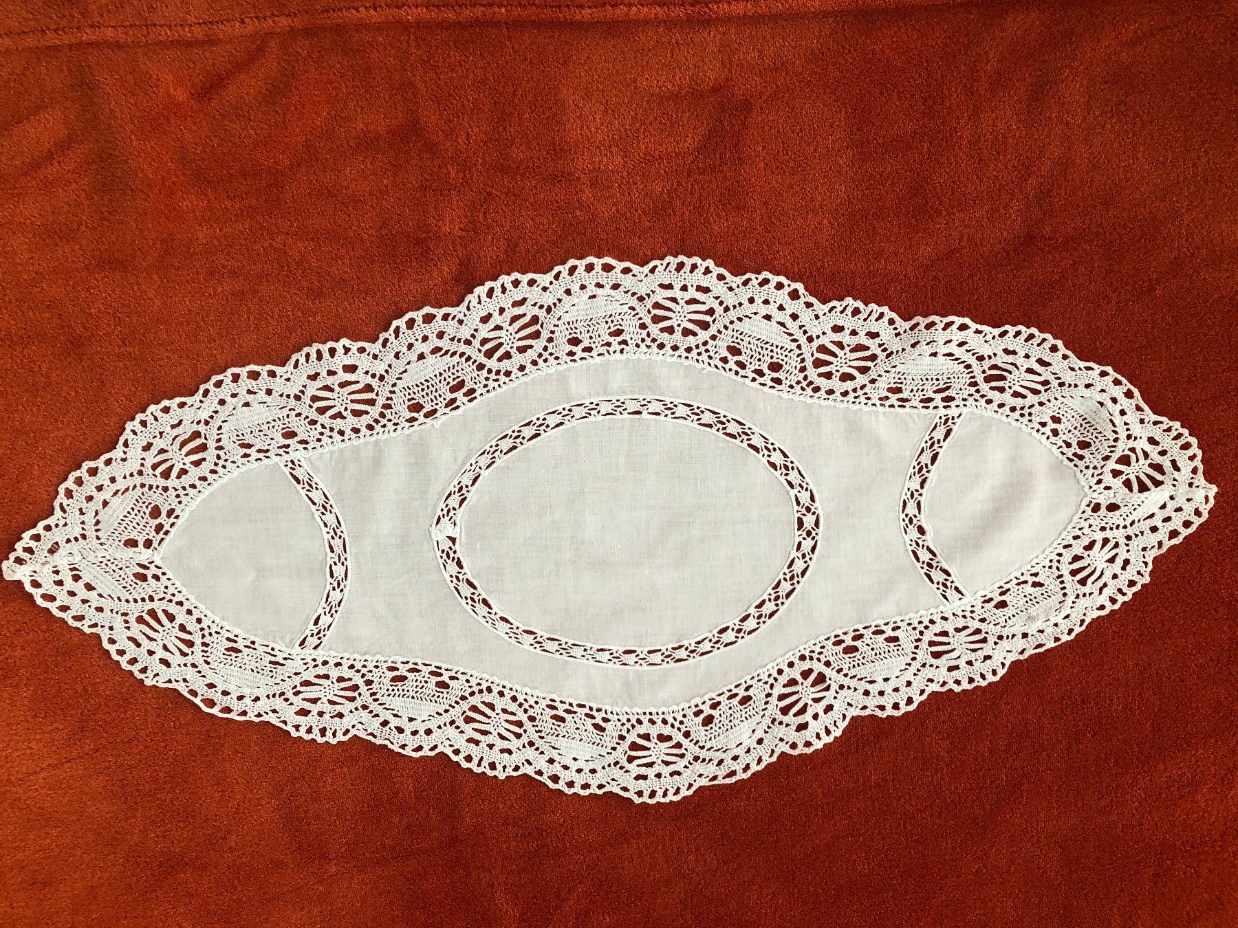 Coperte: Spitzendecke, oval – Usato da Eschenz venduto da glaro14
