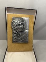 Antikes Jugendstil-Relief „Frau mit Lorbeerkranz“, signiert