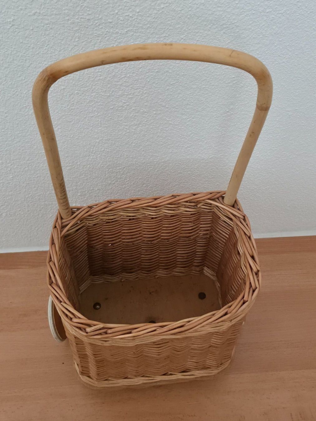 Spielzeuge: Herziges Postiwägeli, Einkaufswagen aus Korb – Gebraucht aus Waltenschwil von Frederik0 2