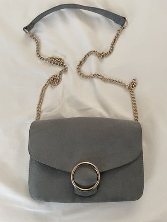 Graue Wildleder Handtasche H&M mit goldener Kette