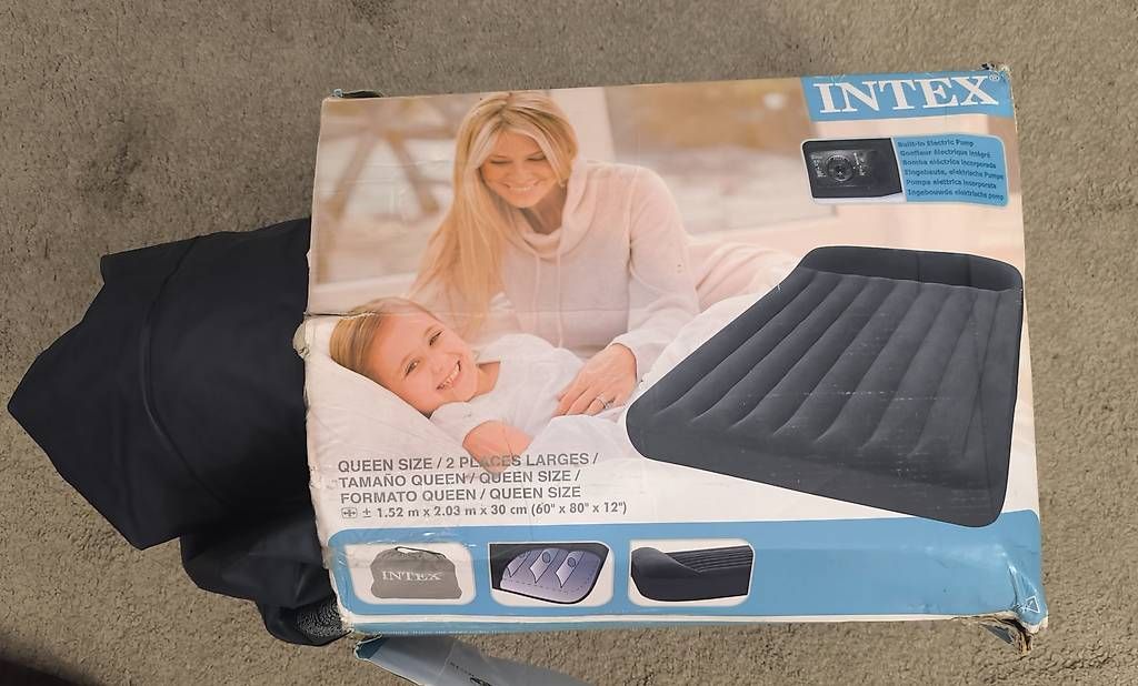 Letti: Aufblasbares Bett INTEX Queen mit eingebauter Pumpe. – Usato da Pully venduto da shulgin788