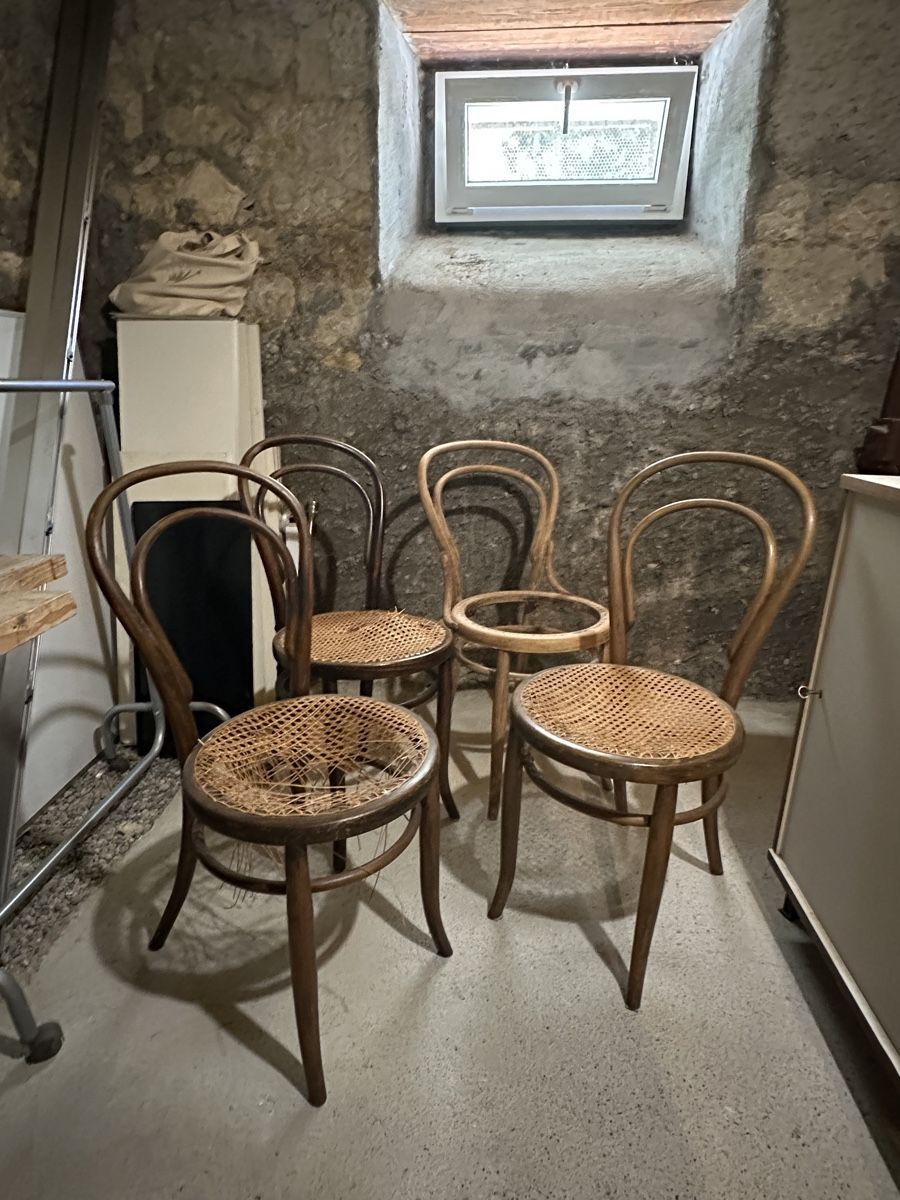 Thonet Sedie: 4 chaises de bistrot Thonet à restaurer  – Usato da Biel/Bienne venduto da mooks77