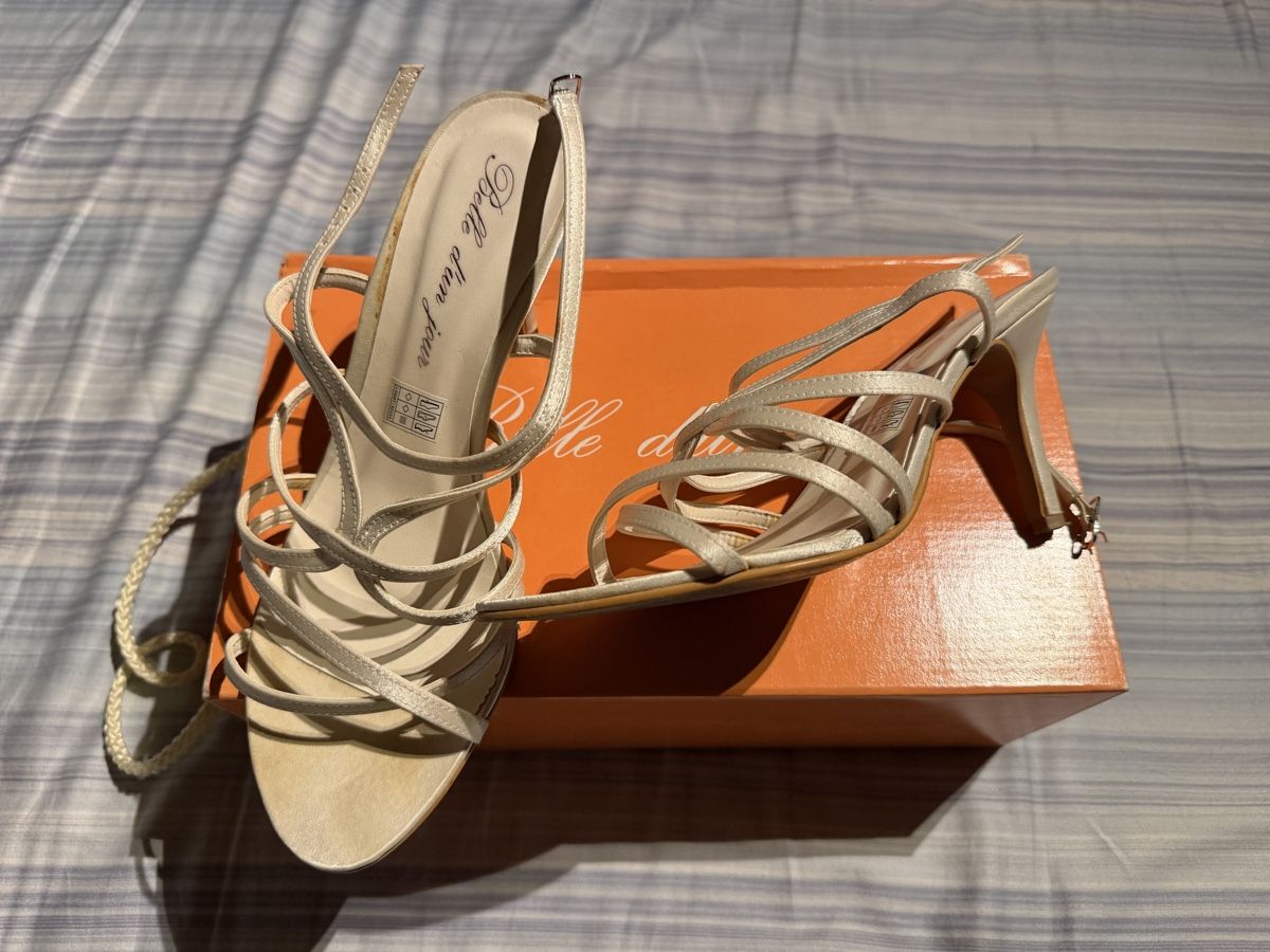 Scarpe da donna: Sandales crème à talons  – Usato da Chancy venduto da dia_tb2t