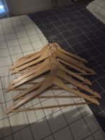 9 cintres en bois