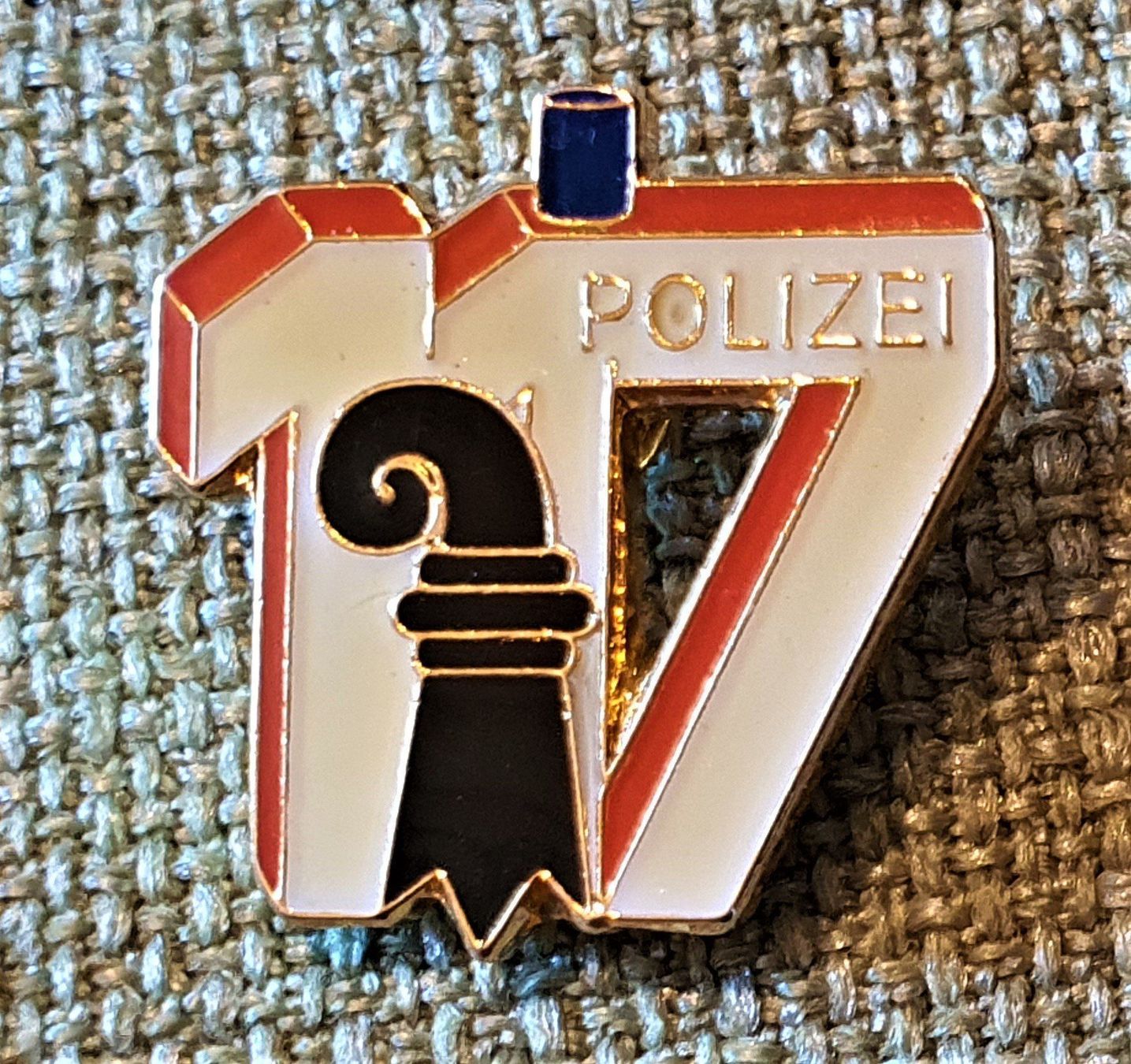 Placchette & Badge: L722 - Pin Notruf Nr. 117 Polizei Basel – Usato da Reinach BL venduto da Boston-Verkauf
