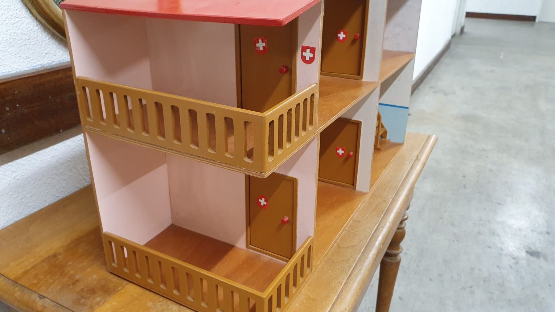 Case e mobili per bambole: PUPPENHAUS AUS HOLZ – Usato da Dietikon venduto da brocki-eyra 7
