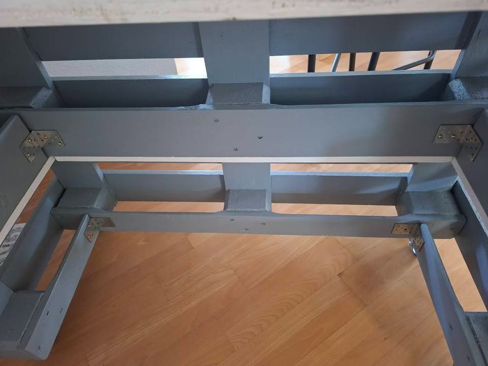 Allestimento di negozi e stand fieristici: Palettenbar mit Stühlen – Usato da Glarus venduto da GabyThomas 3