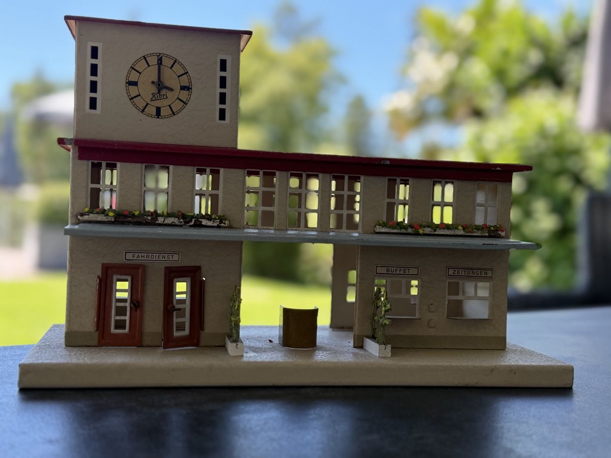 Kibri Modellini di ferrovie: Kibri Blechbahnhof 50er Jahre – Usato da Lupsingen venduto da New-Haven